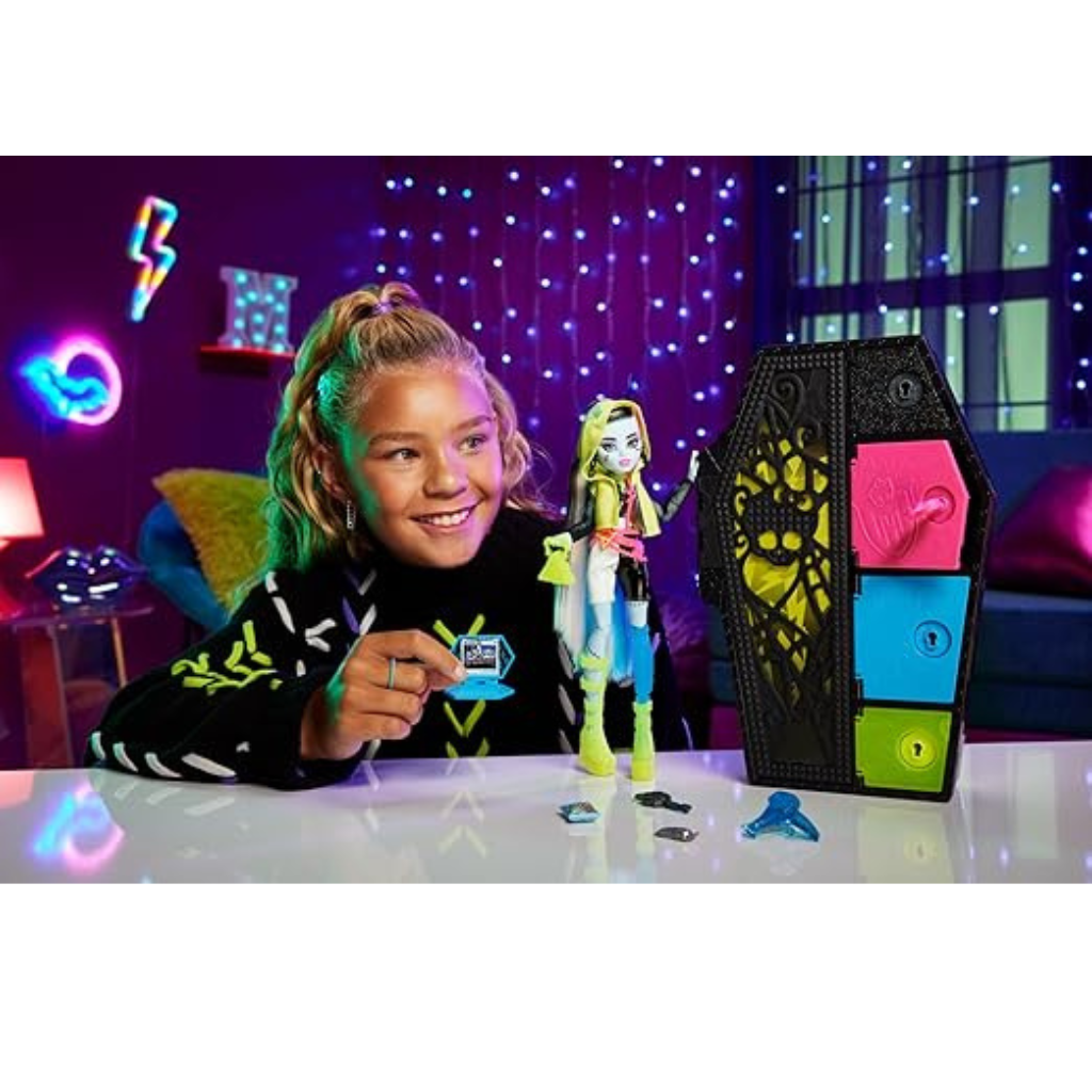 Monster High Doll and Fashion Set, Frankie Stein Doll, Skulltimate Secrets Neon Frights , Dress-Up Locker with 19+ Surprises