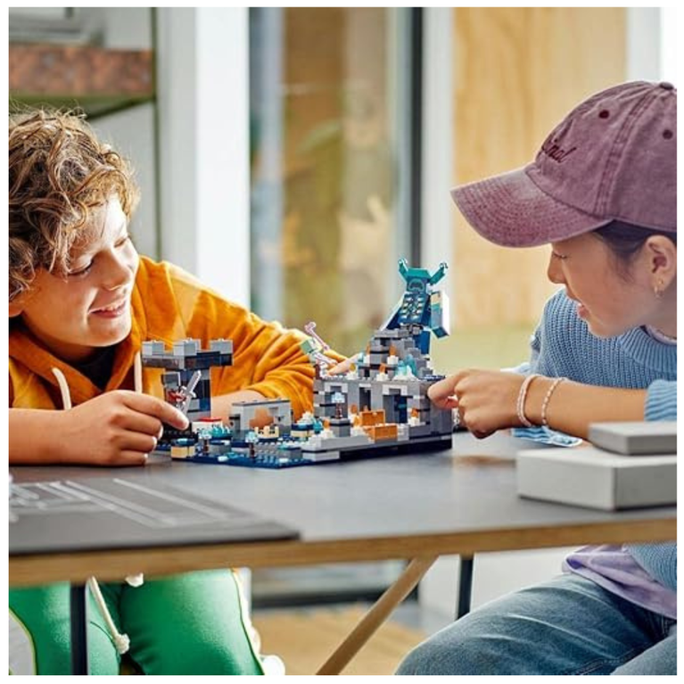 LEGO Minecraft The Deep Dark Battle 21246 Building Toy Set (584 Pieces),Multicolor