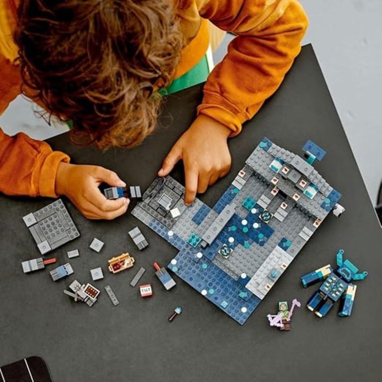 LEGO Minecraft The Deep Dark Battle 21246 Building Toy Set (584 Pieces),Multicolor